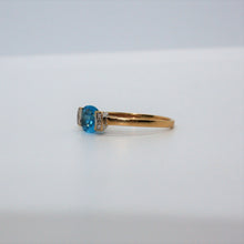 Charger l&#39;image dans la galerie, Bague en or jaune et gris sertie d&#39;une topaze bleue et de diamants
