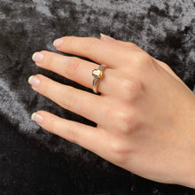 Charger l&#39;image dans la galerie, Bague Vintage Eleanor ◾ Quartz champagne et topazes blanches
