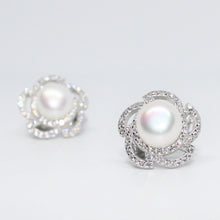Charger l&#39;image dans la galerie, Boucles Vintage Anastasie ◾ Argent, perles d&#39;eau douce et pierres blanches naturelles
