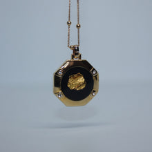 Charger l&#39;image dans la galerie, Collier Marcelle ◾ Vermeil, feuille d&#39;or et pendentif ancien
