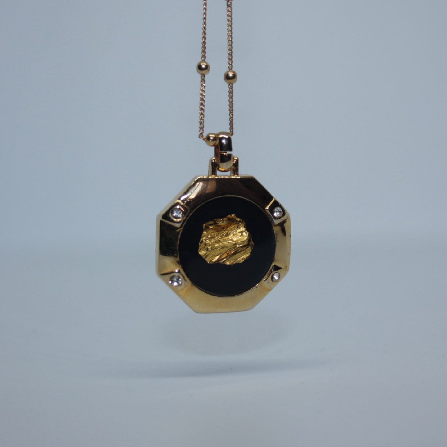 Marcelle Necklace 🐥 Golden metal pendant with gold leaf in its center, mounted on a vermeil chain