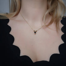 Load the image in the gallery,Retrouvez chez 20-20 Paris les plus beaux bijoux anciens et vintage à prix doux, entre 50 et 300€, et vous livrons par la même occasion leur belle histoire. De quoi faire briller vos yeux, attendrir votre cœur, et faire sourire notre planète.
