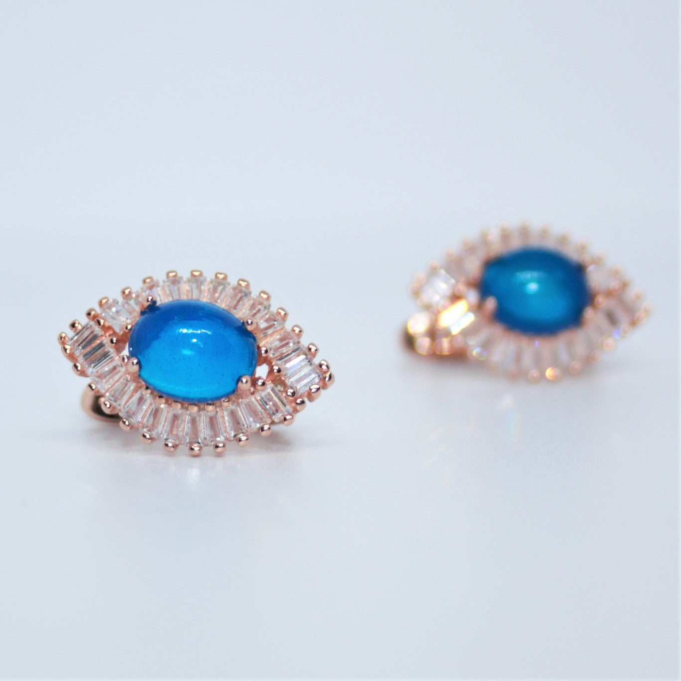 Boucles Vintage Ines ◾ Vermeil rose, opales bleues et pierres blanches naturelles